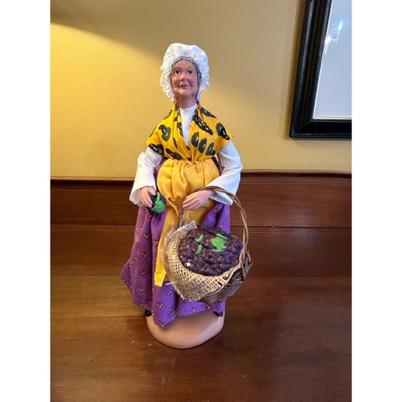 Amy Sylvette Creation Santon Woman‎ Carrying Basket & Grapes Florence Collection - Picture 1 of 3